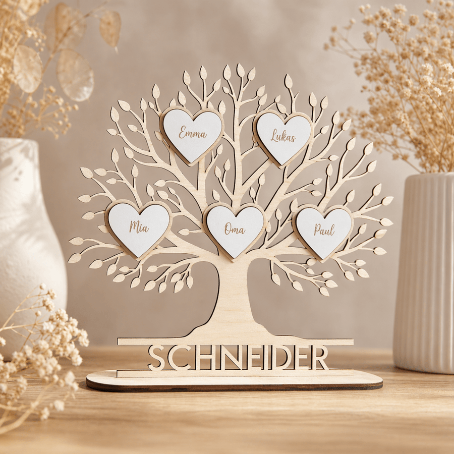 Familienstammbaum aus Holz mit Namen auf Herzen und Familienname auf dem Standfuß