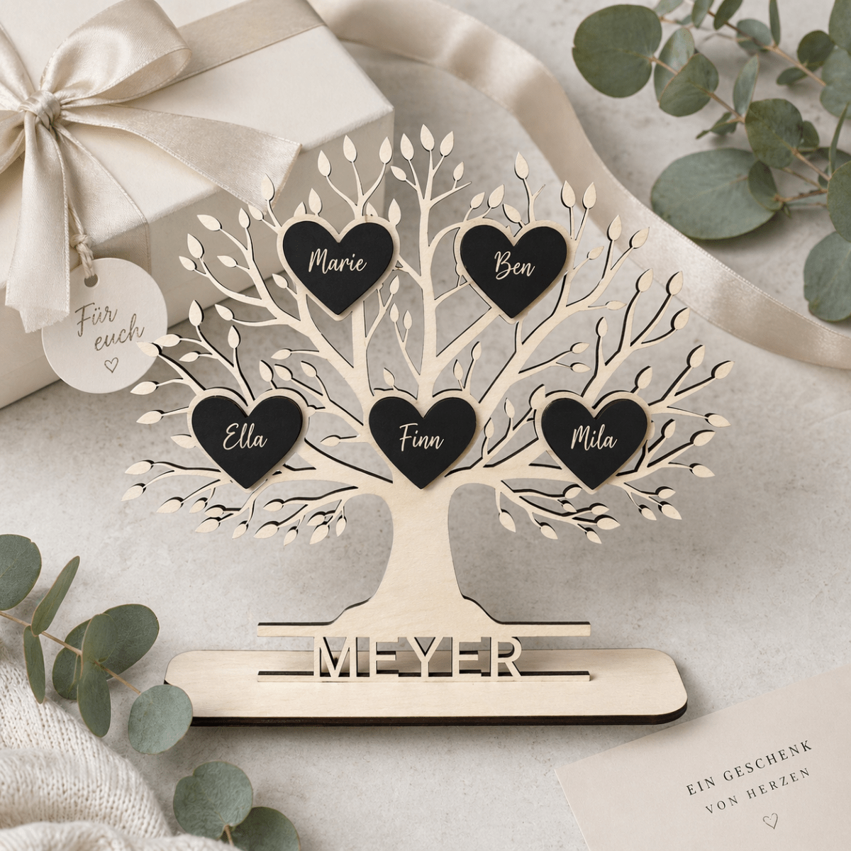 Familienstammbaum aus Naturholz mit Geschenkanhänger und Eukalyptus