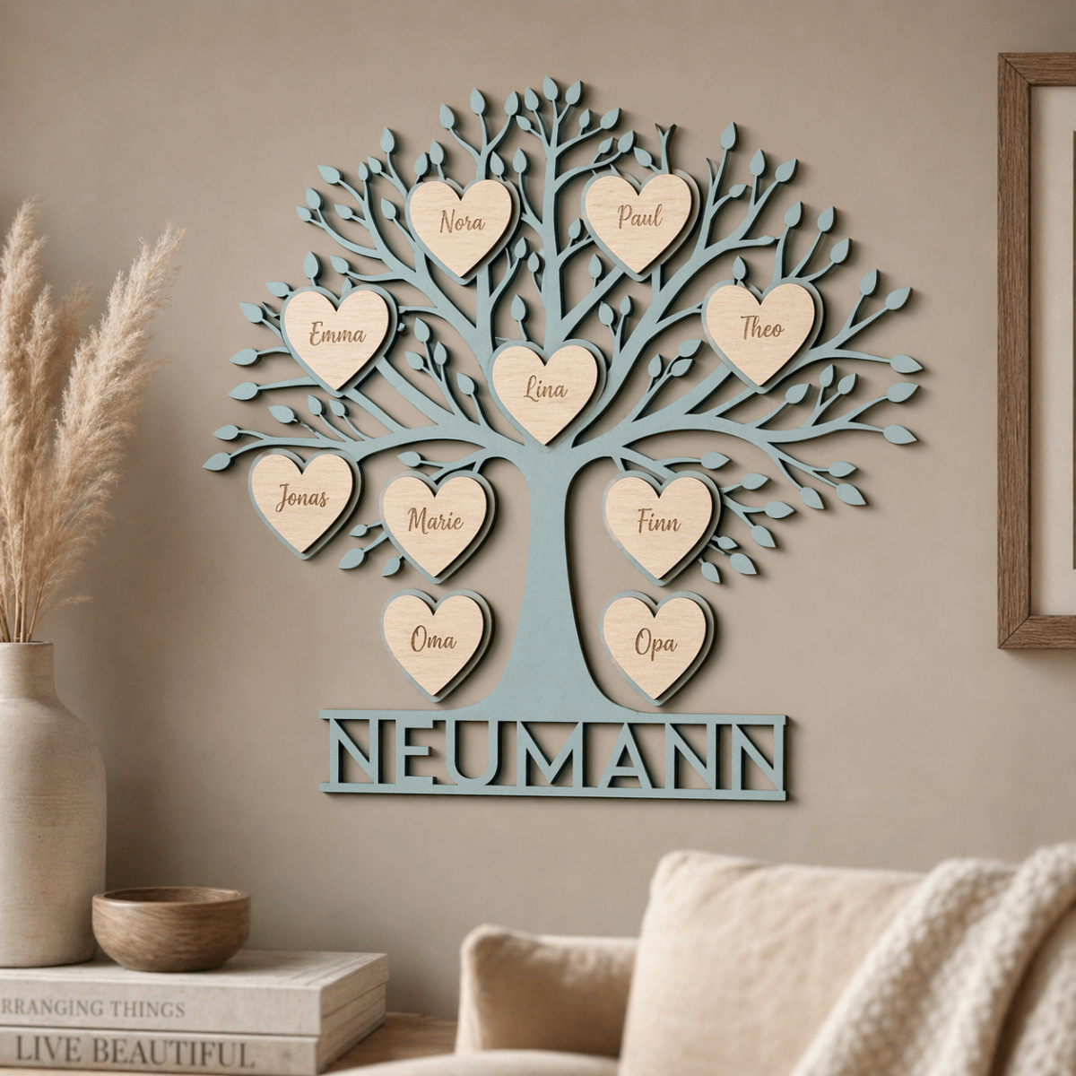 Familienstammbaum als Wandbild in Hellblau über dem Sideboard