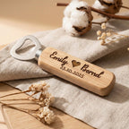 Flaschenöffner aus Holz mit Namen und Datum graviert – Geschenk für Paare