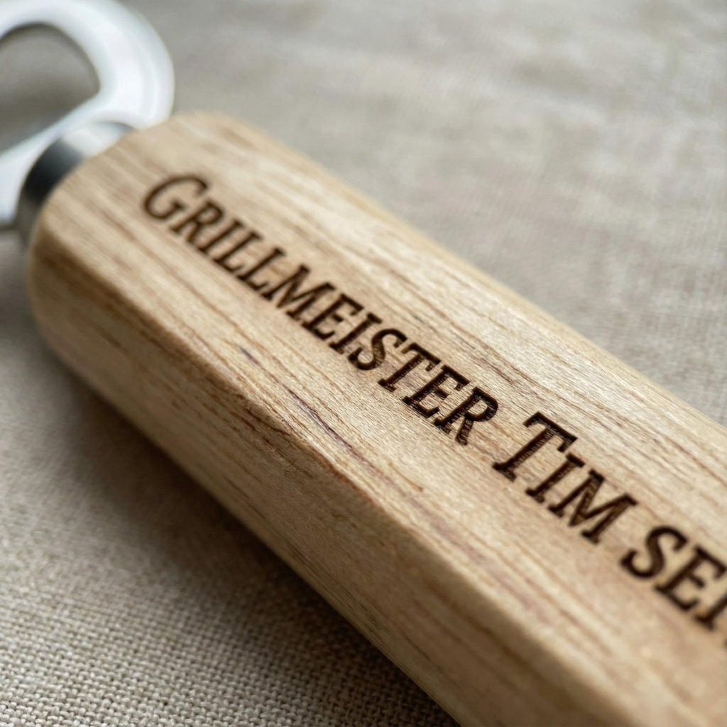 Flaschenöffner personalisiert – Geschenk für Männer aus Holz mit Gravur - LaserArt Germany