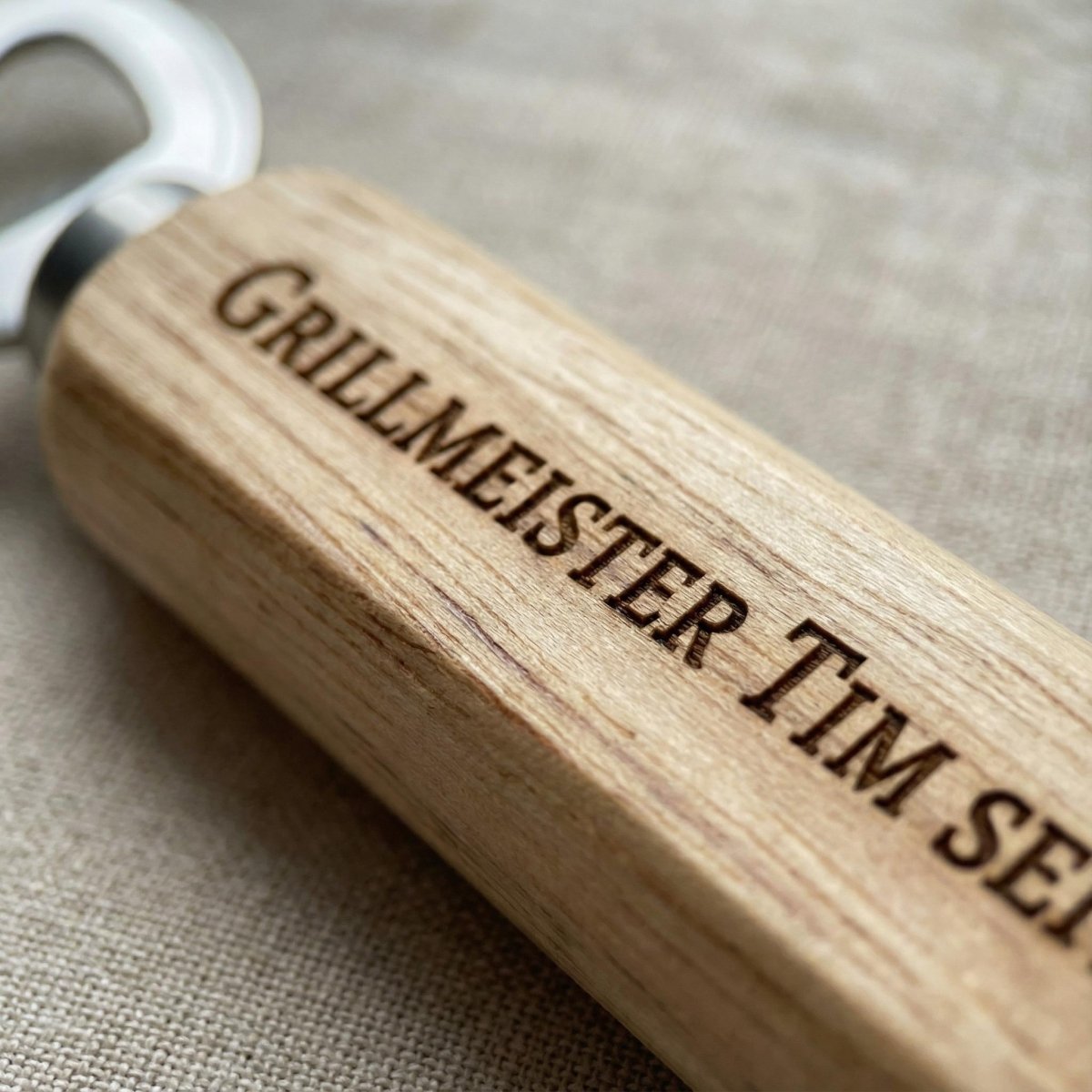 Flaschenöffner personalisiert – Geschenk für Männer aus Holz mit Gravur - LaserArt Germany