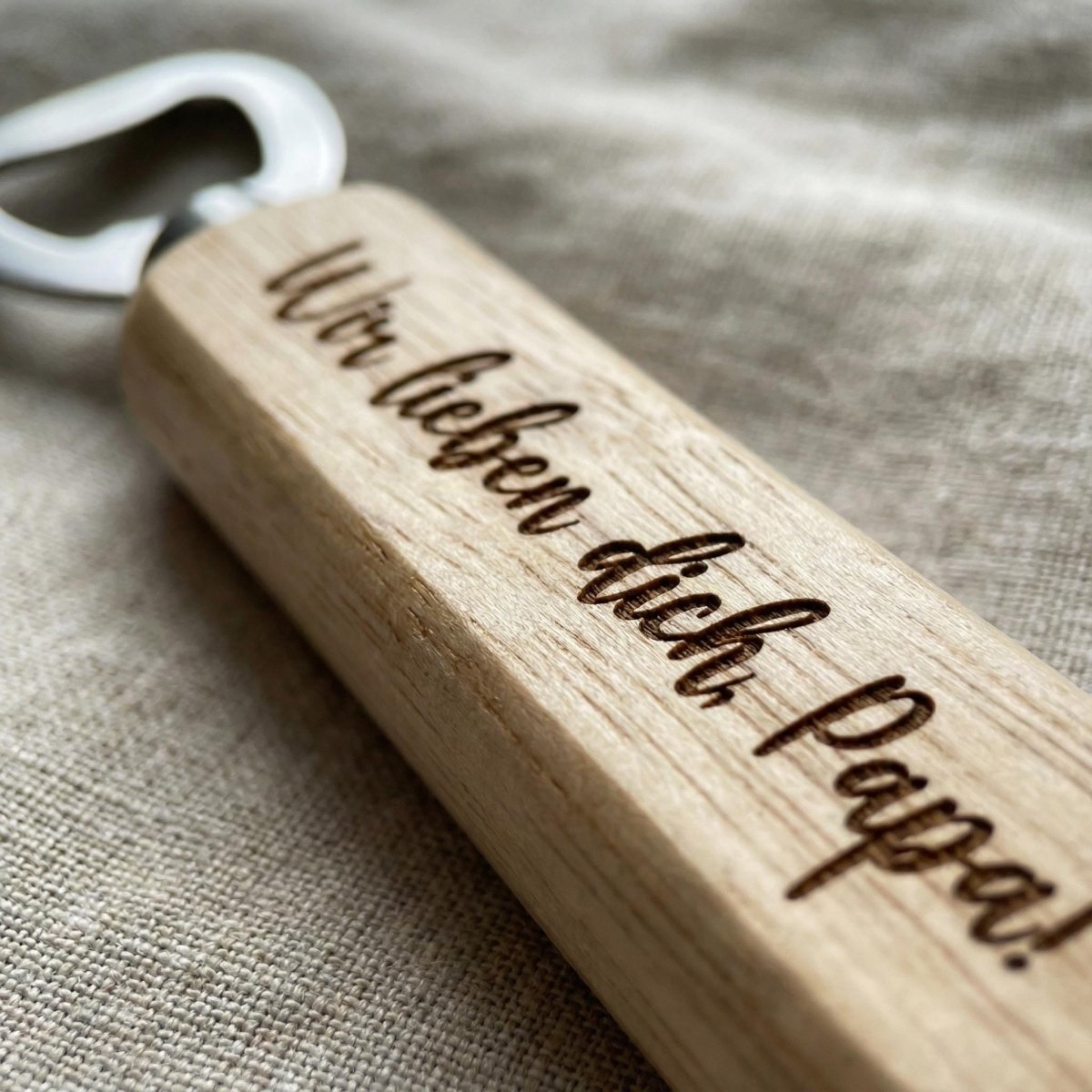 Flaschenöffner Vatertag personalisiert – Detailaufnahme der Namensgravur