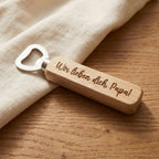 Flaschenöffner Weihnachten personalisiert – Größenvergleich in der Hand