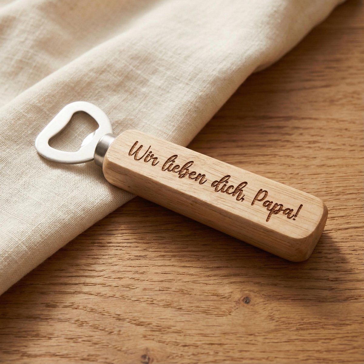 Flaschenöffner Weihnachten personalisiert – Größenvergleich in der Hand