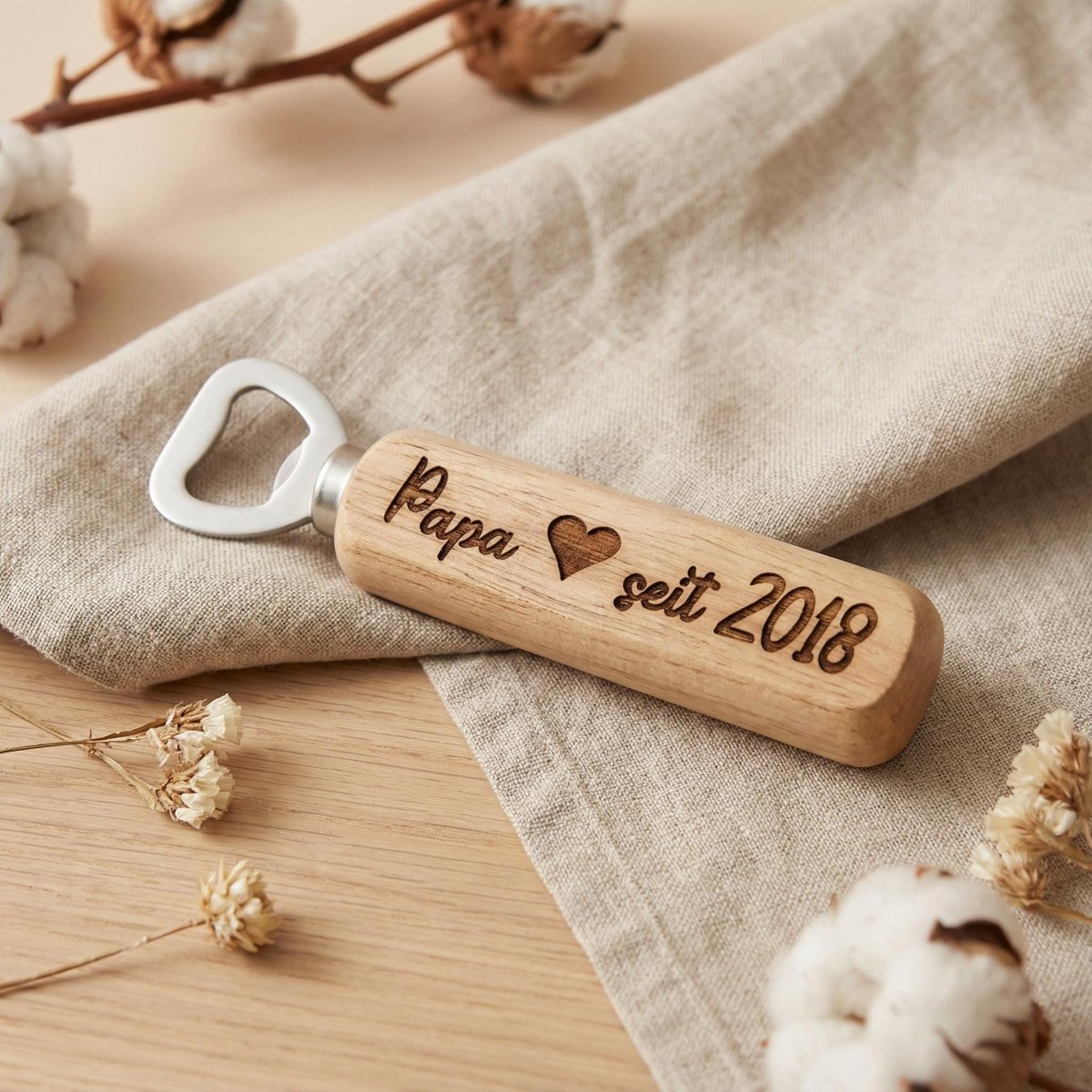 Flaschenöffner Weihnachten personalisiert – Nahaufnahme der Holzmaserung