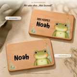 Frühstücksbrettchen mit und ohne Hier-Krümelt-Schriftzug im Vergleich, Motiv Frosch