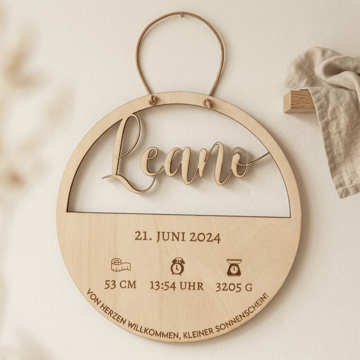 Geburtsschild aus Holz mit Name und Daten – Aufhängeoption im Detail