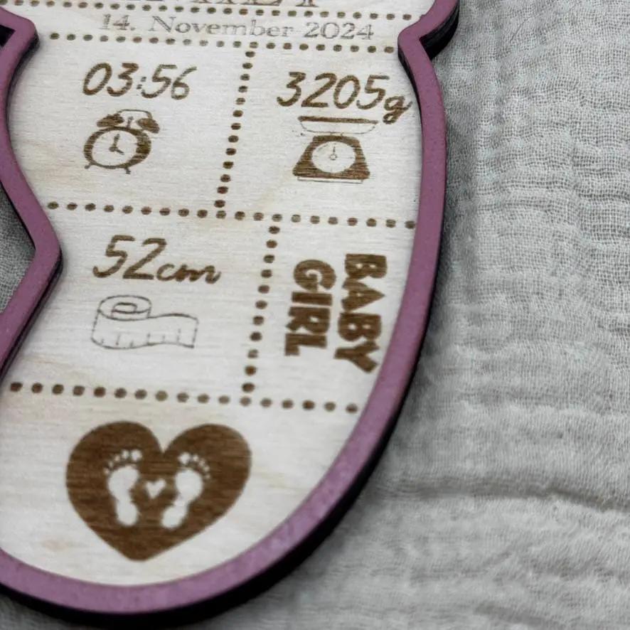 Geburtsschild Flasche | Geschenk zur Geburt personalisiert aus Holz - LaserArt Germany