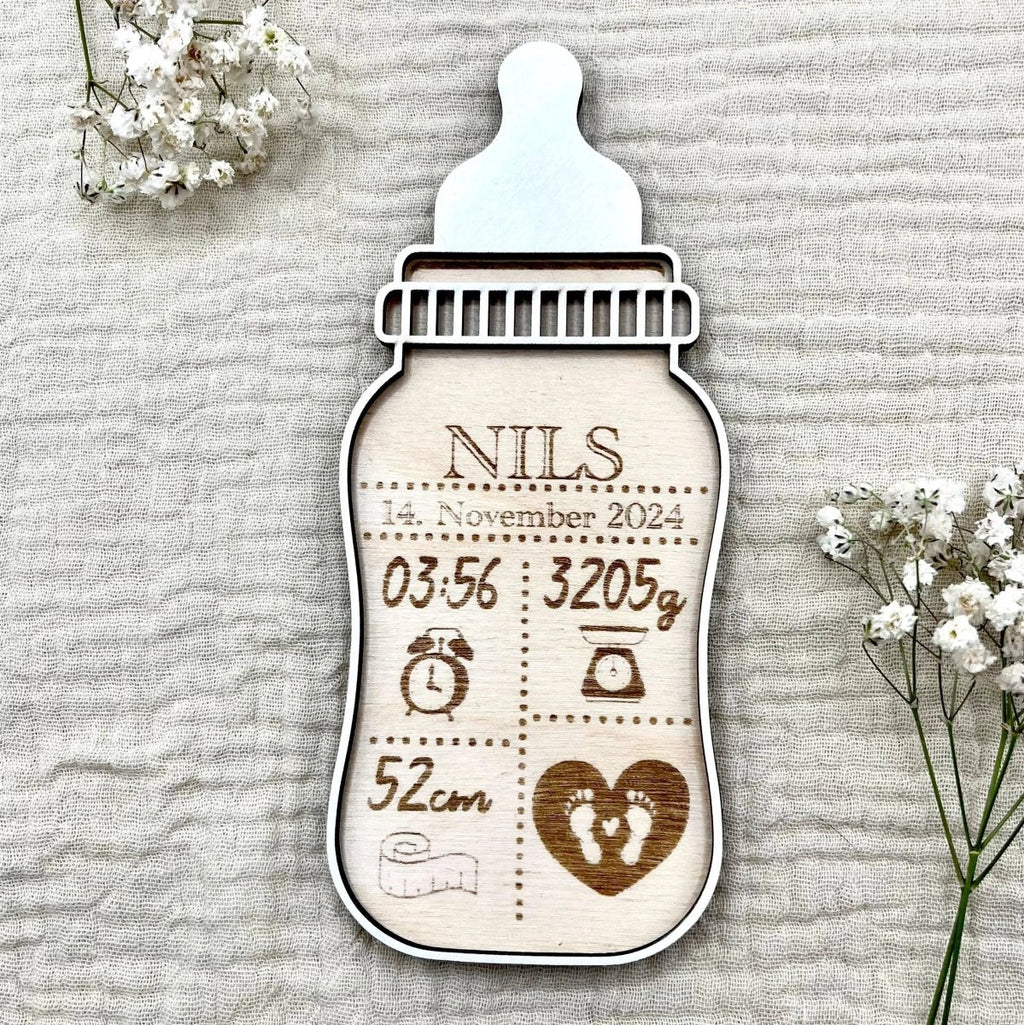 Geburtsschild Flasche | Taufgeschenk personalisiert aus Holz - LaserArt Germany