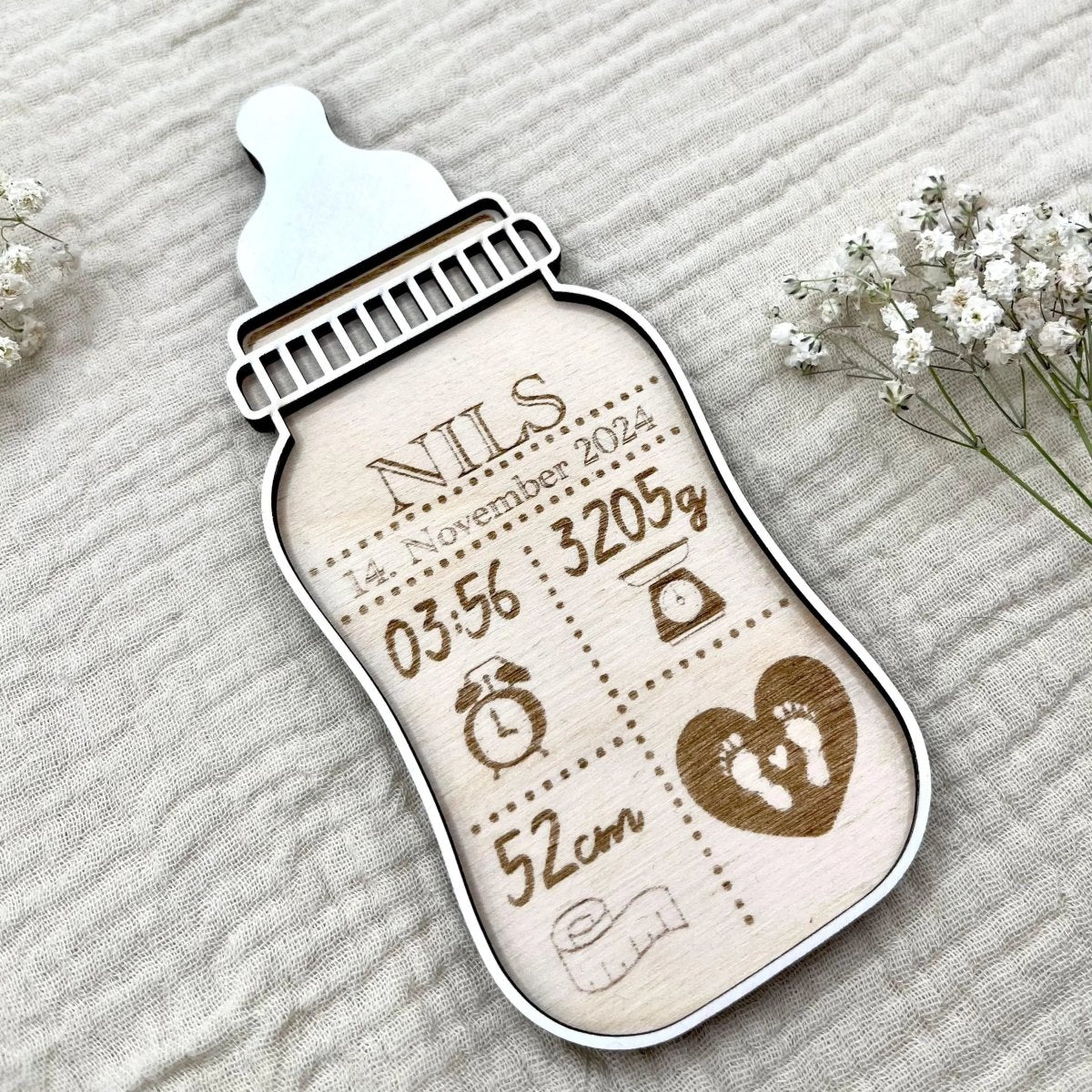 Geburtsschild Flasche | Taufgeschenk personalisiert aus Holz - LaserArt Germany