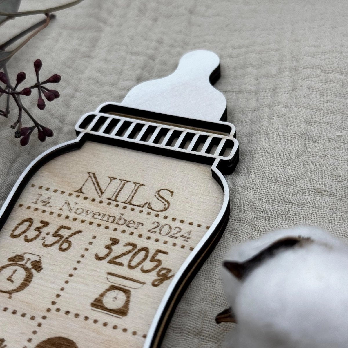 Geburtsschild Flasche | Taufgeschenk personalisiert aus Holz - LaserArt Germany