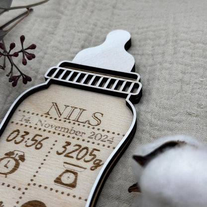 Geburtsschild Flasche | Taufgeschenk personalisiert aus Holz - LaserArt Germany