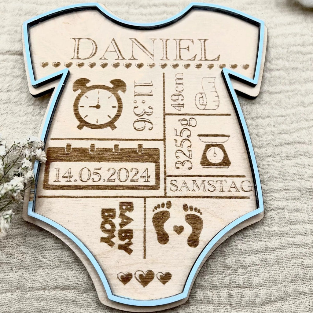 Geburtsschild Strampler | Geburtsgeschenk personalisiert aus Holz - LaserArt Germany