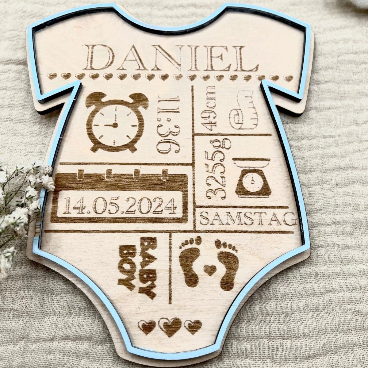 Geburtsschild Strampler | Geburtsgeschenk personalisiert aus Holz - LaserArt Germany