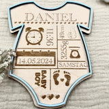 Geburtsschild Strampler | Geburtsgeschenk personalisiert aus Holz - LaserArt Germany