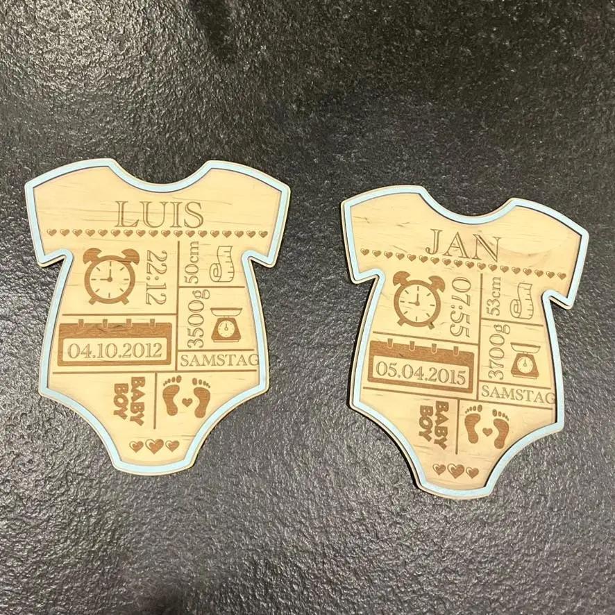 Geburtsschild Strampler | Geburtsgeschenk personalisiert aus Holz - LaserArt Germany