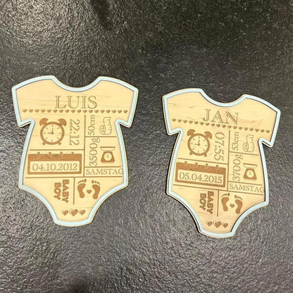 Geburtsschild Strampler | Geburtsgeschenk personalisiert aus Holz - LaserArt Germany