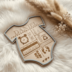 Geburtsschild Strampler | Geburtsgeschenk personalisiert aus Holz - LaserArt Germany