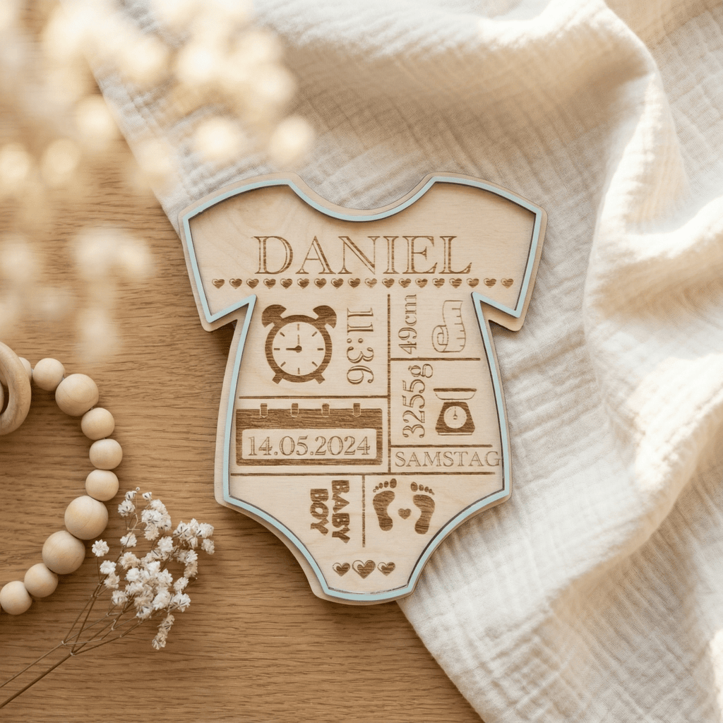 Geburtsschild Strampler | Geburtsgeschenk personalisiert aus Holz - LaserArt Germany
