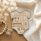 Geburtsschild Strampler | Geburtsgeschenk personalisiert aus Holz - LaserArt Germany