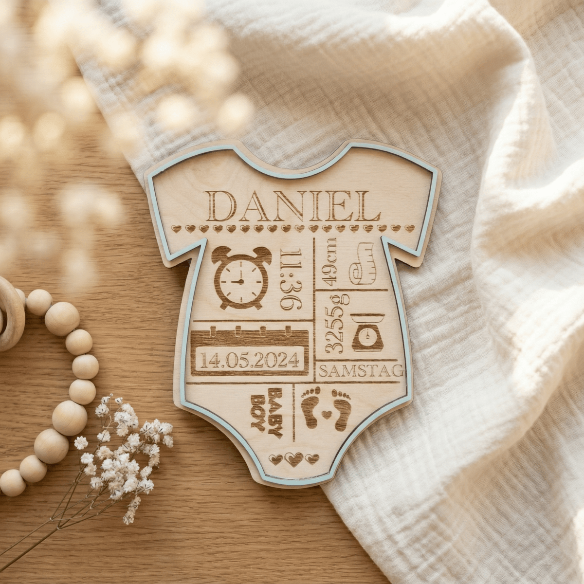 Geburtsschild Strampler | Geburtsgeschenk personalisiert aus Holz - LaserArt Germany