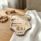 Geburtsschild Strampler | Geburtsgeschenk personalisiert aus Holz - LaserArt Germany