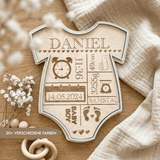 Geburtsschild Strampler | Geburtsgeschenk personalisiert aus Holz - LaserArt Germany