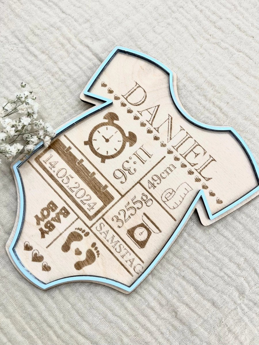 Geburtsschild Strampler | Geburtsgeschenk personalisiert aus Holz - LaserArt Germany