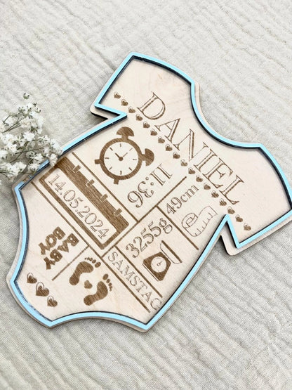 Geburtsschild Strampler | Geburtsgeschenk personalisiert aus Holz - LaserArt Germany