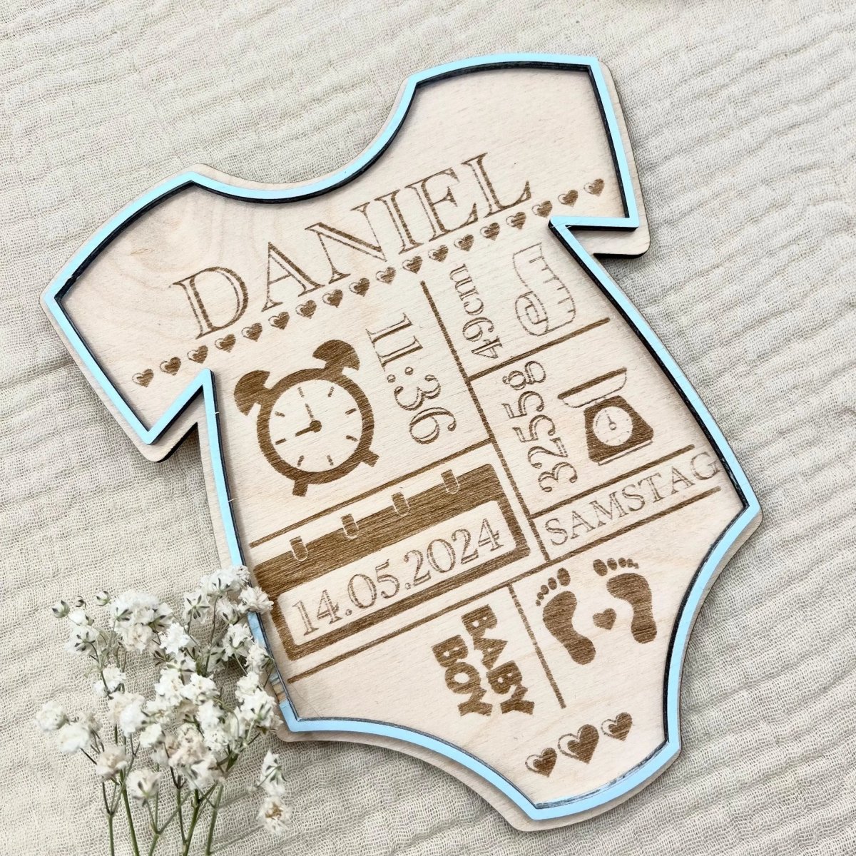Geburtsschild Strampler | Geburtsgeschenk personalisiert aus Holz - LaserArt Germany