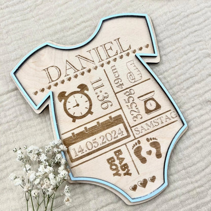 Geburtsschild Strampler | Geburtsgeschenk personalisiert aus Holz - LaserArt Germany