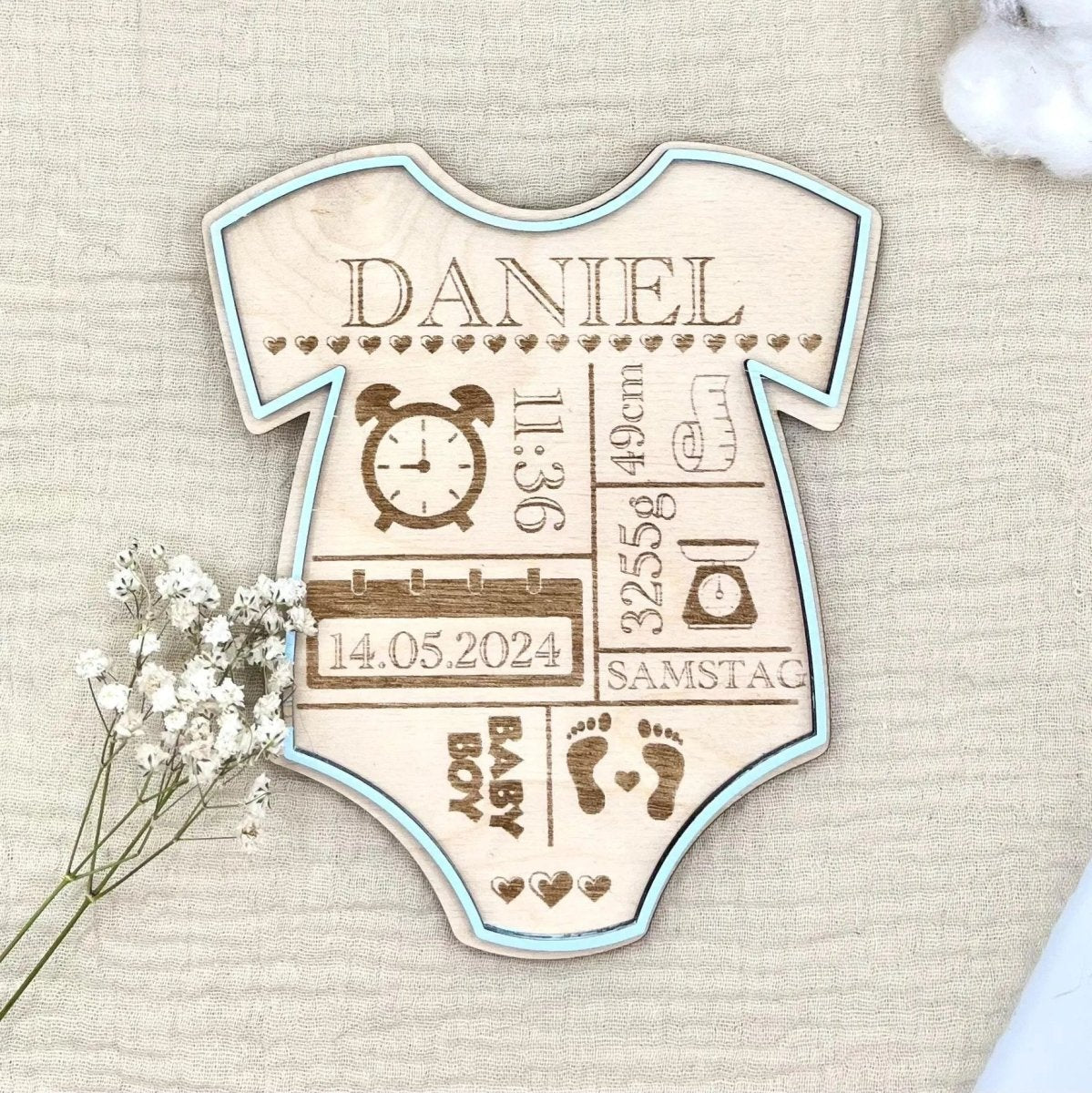 Geburtsschild Strampler | Geburtsgeschenk personalisiert aus Holz - LaserArt Germany