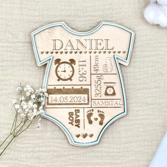 Geburtsschild Strampler | Geburtsgeschenk personalisiert aus Holz - LaserArt Germany