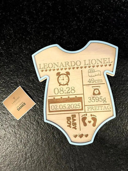 Geburtsschild Strampler | Geburtsgeschenk personalisiert aus Holz - LaserArt Germany
