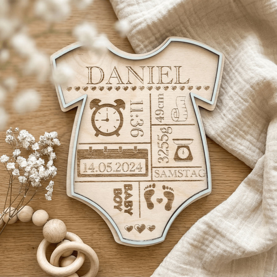 Geburtsschild Strampler | Geburtsgeschenk personalisiert aus Holz - LaserArt Germany