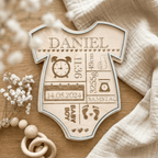 Geburtsschild Strampler | Geburtsgeschenk personalisiert aus Holz - LaserArt Germany