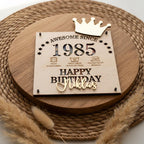 Geldgeschenk aus Holz zum runden Geburtstag personalisiert – Detailaufnahme der Namensgravur