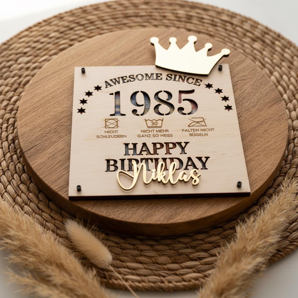Geldgeschenk aus Holz zum runden Geburtstag personalisiert – Detailaufnahme der Namensgravur
