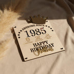 Geldgeschenk aus Holz zum runden Geburtstag personalisiert – Detailaufnahme der Lackierung