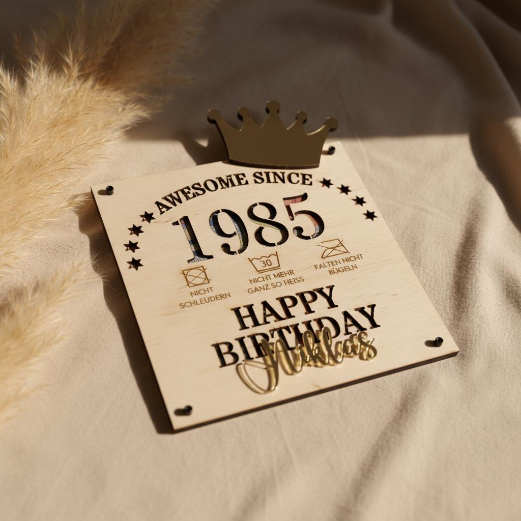 Geldgeschenk aus Holz zum runden Geburtstag personalisiert – Detailaufnahme der Lackierung