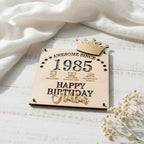 Geldgeschenk aus Holz zum runden Geburtstag personalisiert – Größenvergleich in der Hand