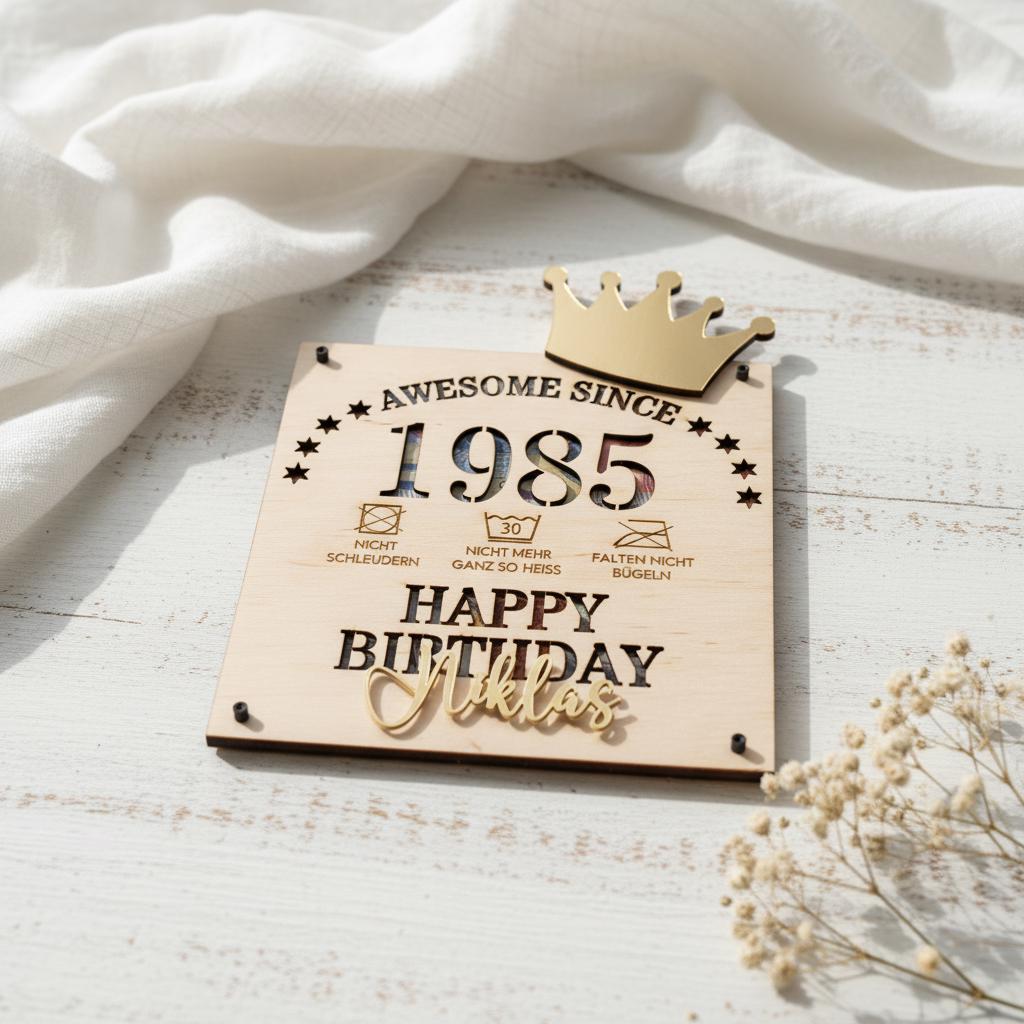 Geldgeschenk aus Holz zum runden Geburtstag personalisiert – Größenvergleich in der Hand