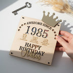 Geldgeschenk aus Holz zum runden Geburtstag personalisiert – Frontalansicht mit graviertem Jahrgang