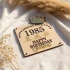 Geldgeschenk aus Holz zum runden Geburtstag personalisiert – In der Geschenkverpackung