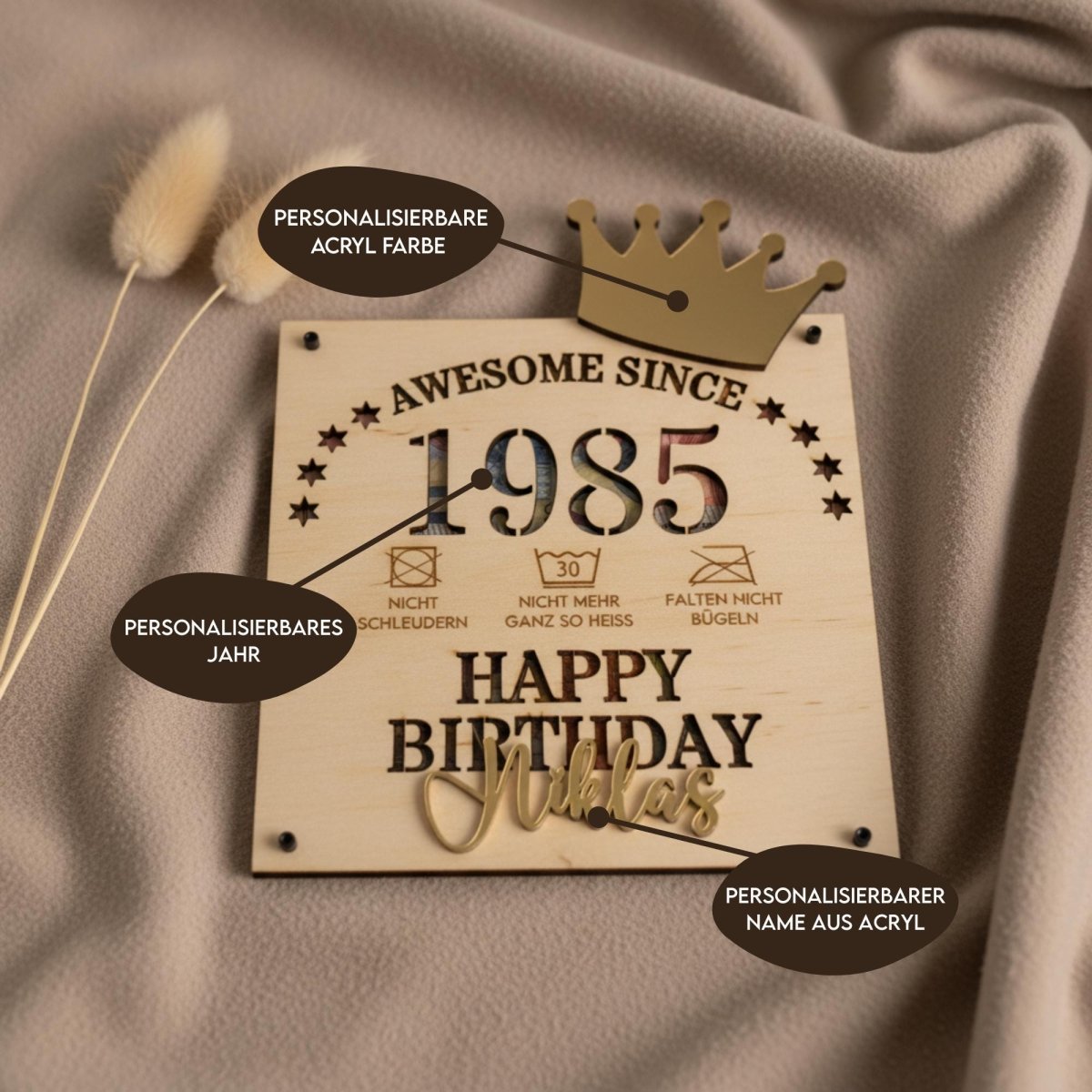Geldgeschenk aus Holz zum runden Geburtstag personalisiert – Geldscheinhalterung im Detail