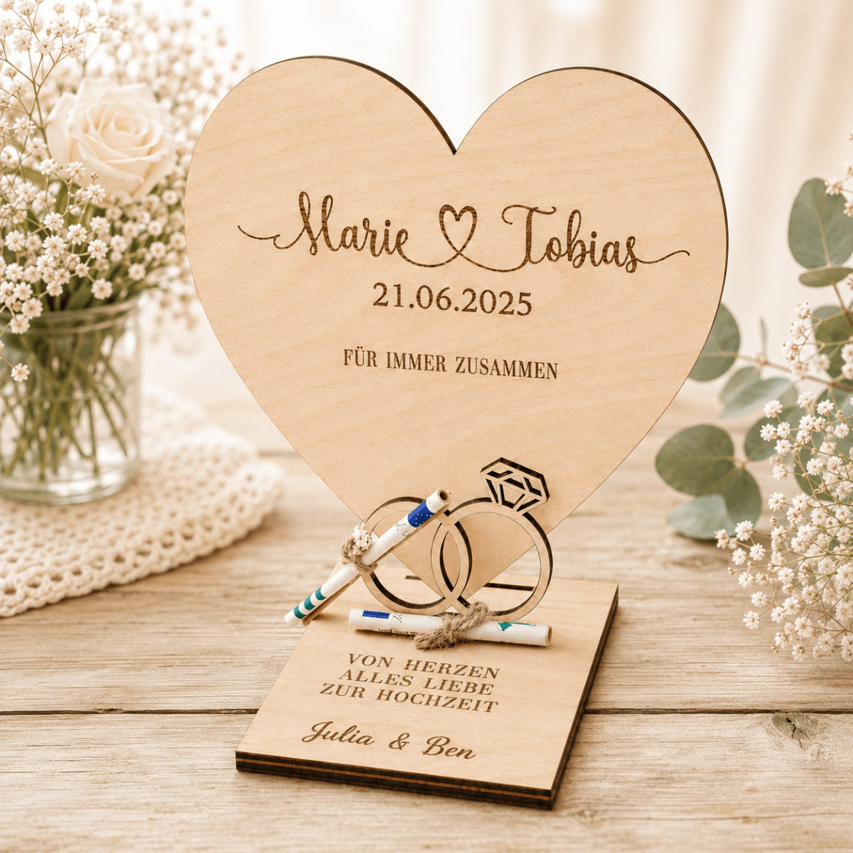 Geldgeschenk zur Hochzeit aus Holz – graviertes Herz mit Ringen und Geldschein