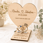 Hochzeitsherz aus Holz mit Geldgeschenk und Eukalyptus dekoriert