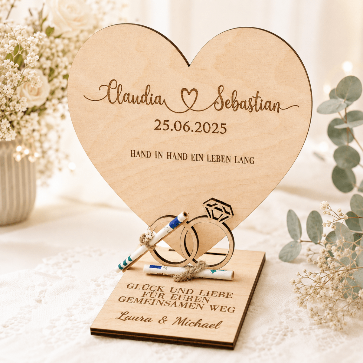 Hochzeitsherz aus Holz mit Geldgeschenk und Eukalyptus dekoriert