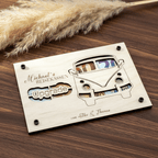 Geldgeschenk VW Bulli aus Holz personalisiert – Detailaufnahme der Gravur
